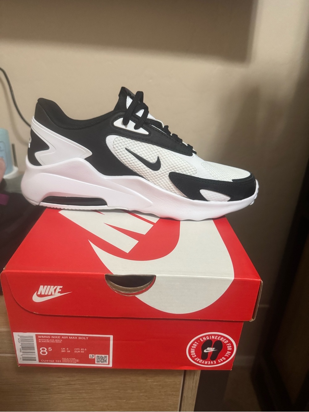 Brand New Nike Air Max Bolt Black White Women’s 8.5 Running Shoes Sneakers